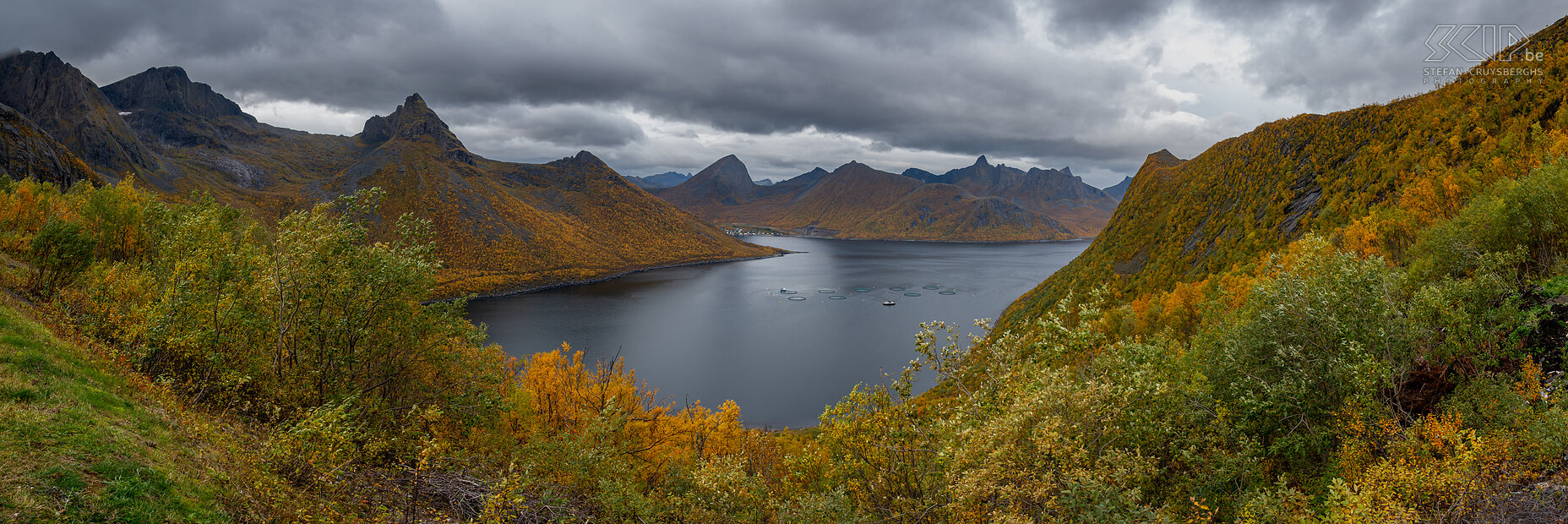 Senja - Oyfjorden Together with the more famous Lofoten islands, Senja is one of the most beautiful locations in the far north. The Norwegians themselves call the island Little Norway it has all the highlights that Norway is so famous for. We traveled there for 4 days with all our photo material. Stefan Cruysberghs